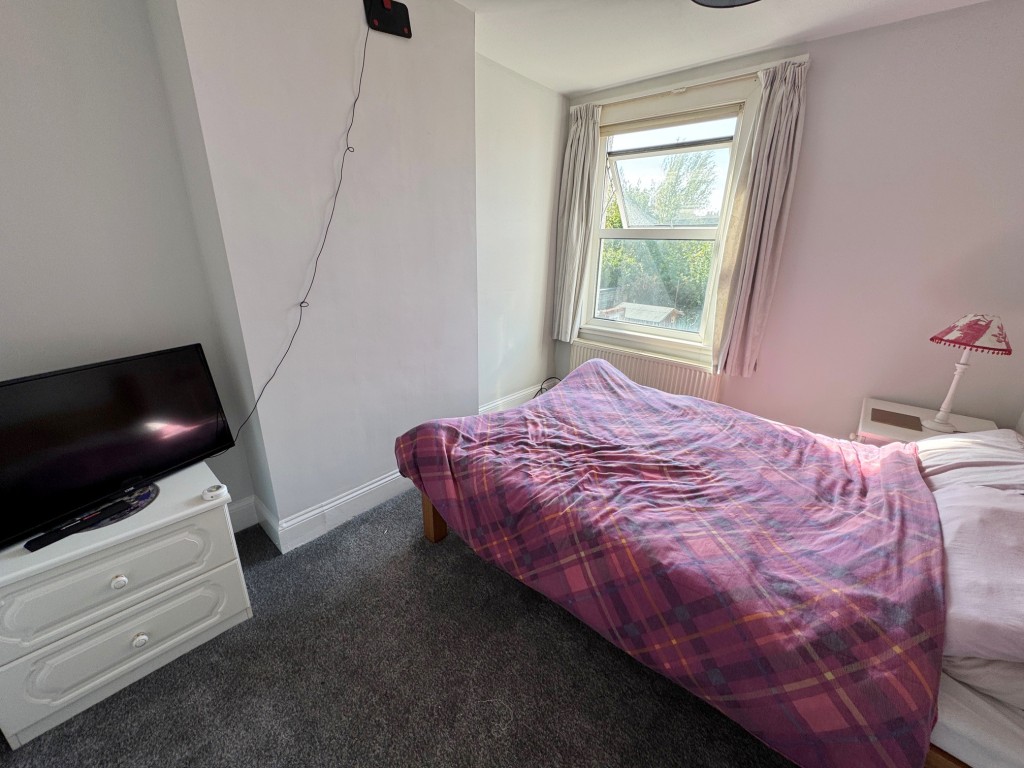 Lot: 118 - THREE-BEDROOM SEMI-DETACHED HOUSE WITH PARKING - Bedroom 1